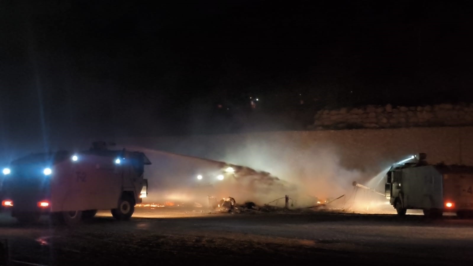 Balıkçı Barınağı’ndaki yangının ardından geriye demir yığınına dönen tekneler kaldı
