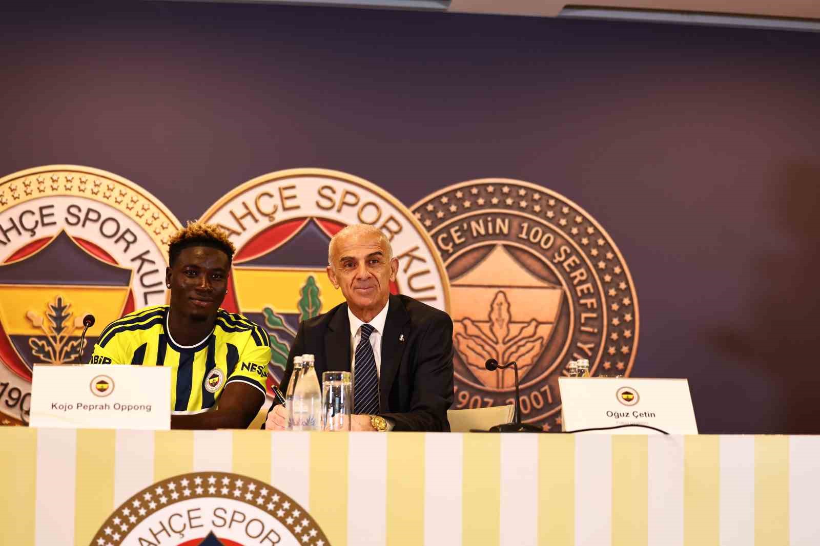 Fenerbahçe, Kojo Peprah Oppong için imza töreni düzenledi