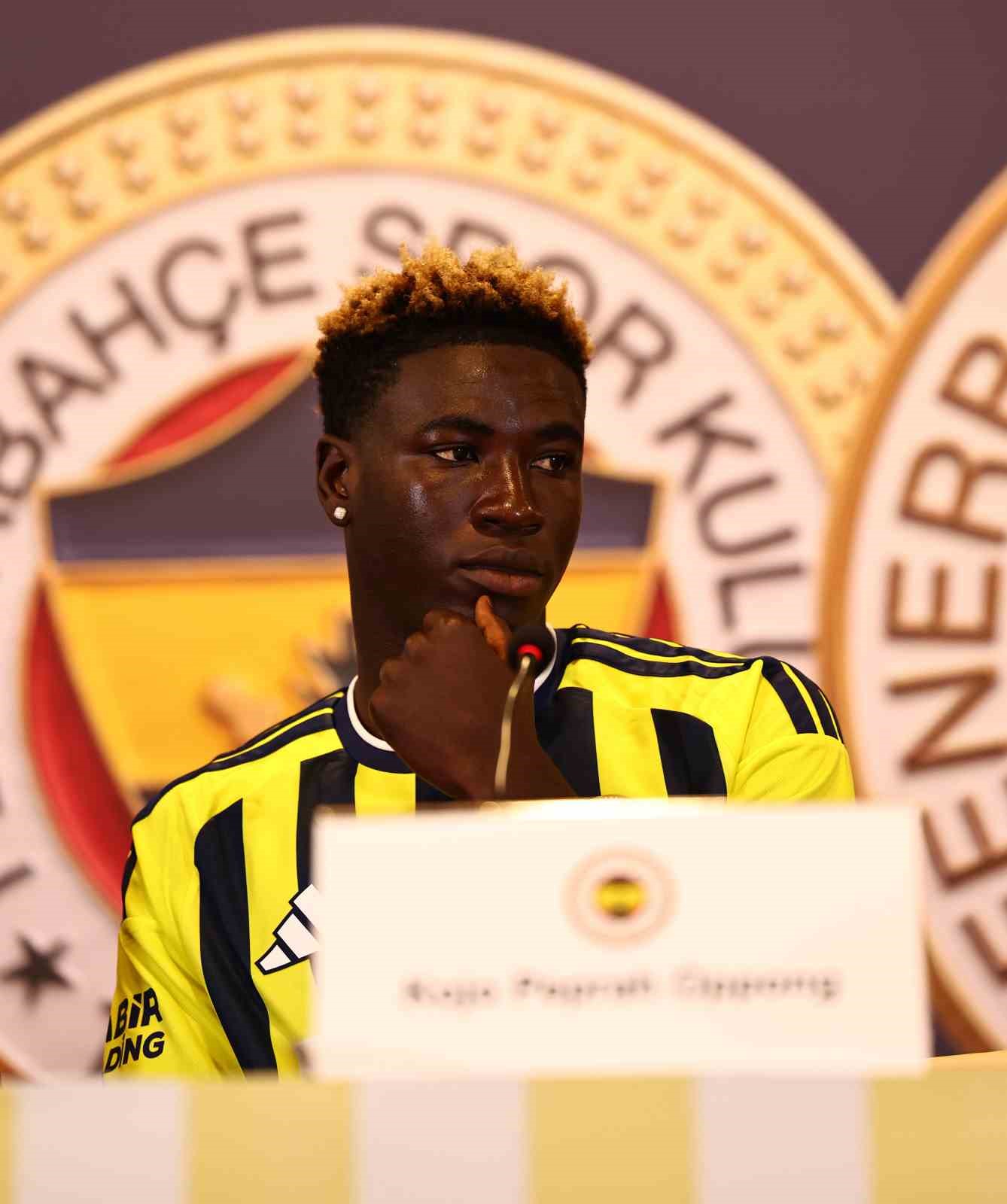 Fenerbahçe, Kojo Peprah Oppong için imza töreni düzenledi