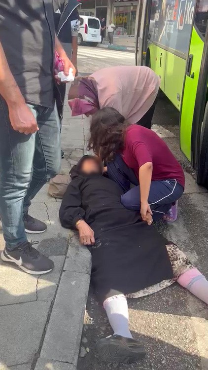 Yaşlı kadını darp edip polise kaza yaptırdı