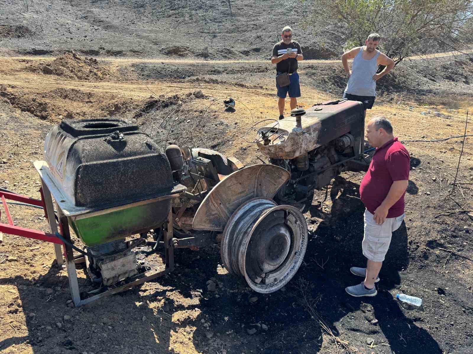 Yangına yardıma gitti, traktörü alevlerin arasında kaldı: "Kaçmasaydım yanacaktım"