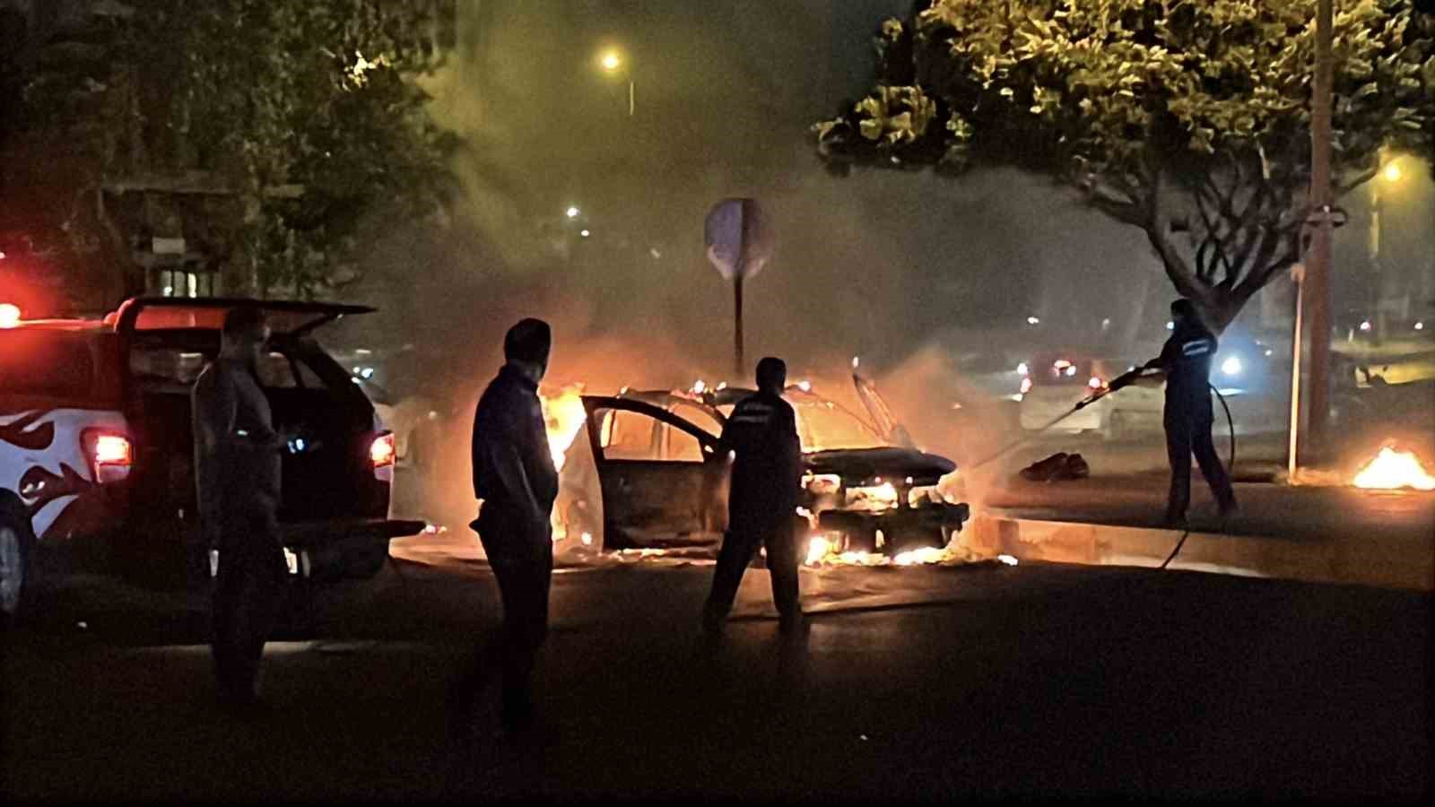 Alev topuna dönen otomobile ilk müdahale kadın itfaiyeciden