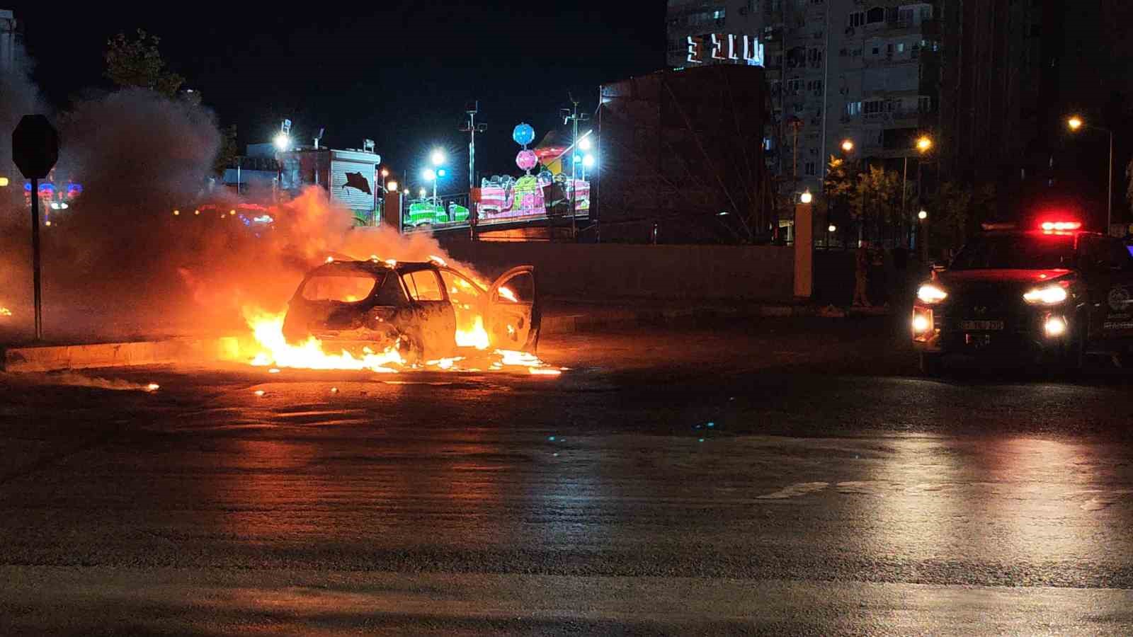 Alev topuna dönen otomobile ilk müdahale kadın itfaiyeciden