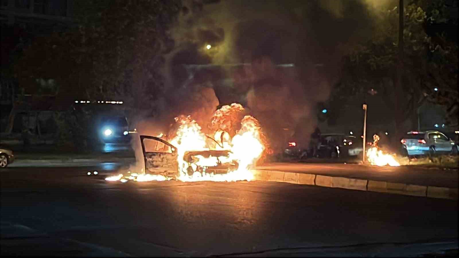 Alev topuna dönen otomobile ilk müdahale kadın itfaiyeciden