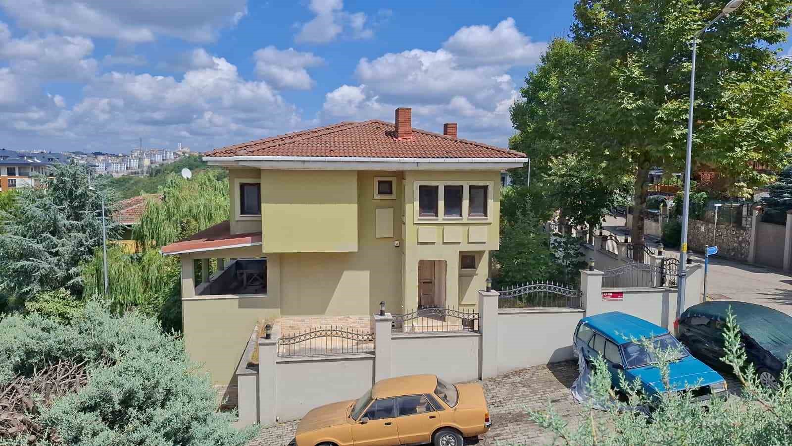 Yazar Murat Koparan Üsküdar’daki villasında ölü bulundu
