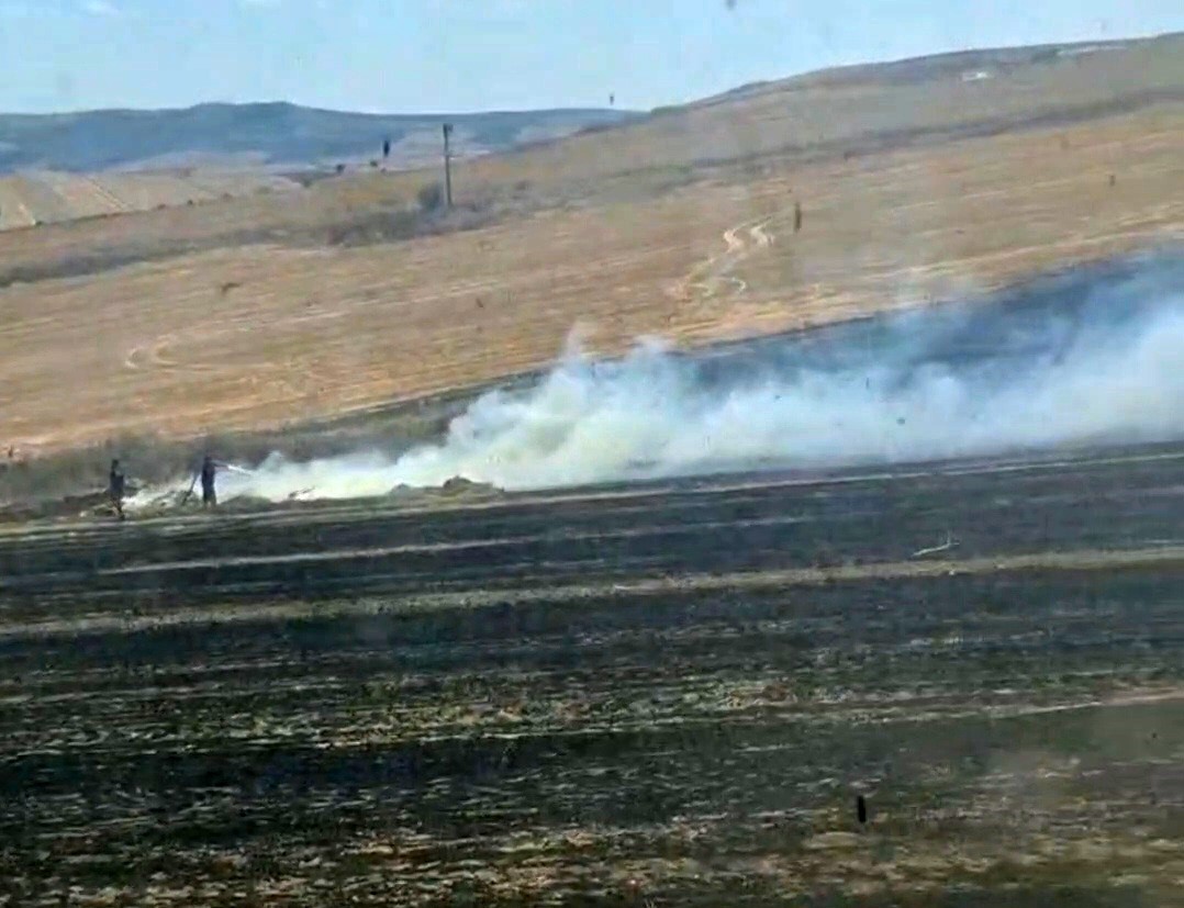 Tekirdağ’da anız yangını: 250 dönüm alan ve yaklaşık 100 saman balyası kül oldu