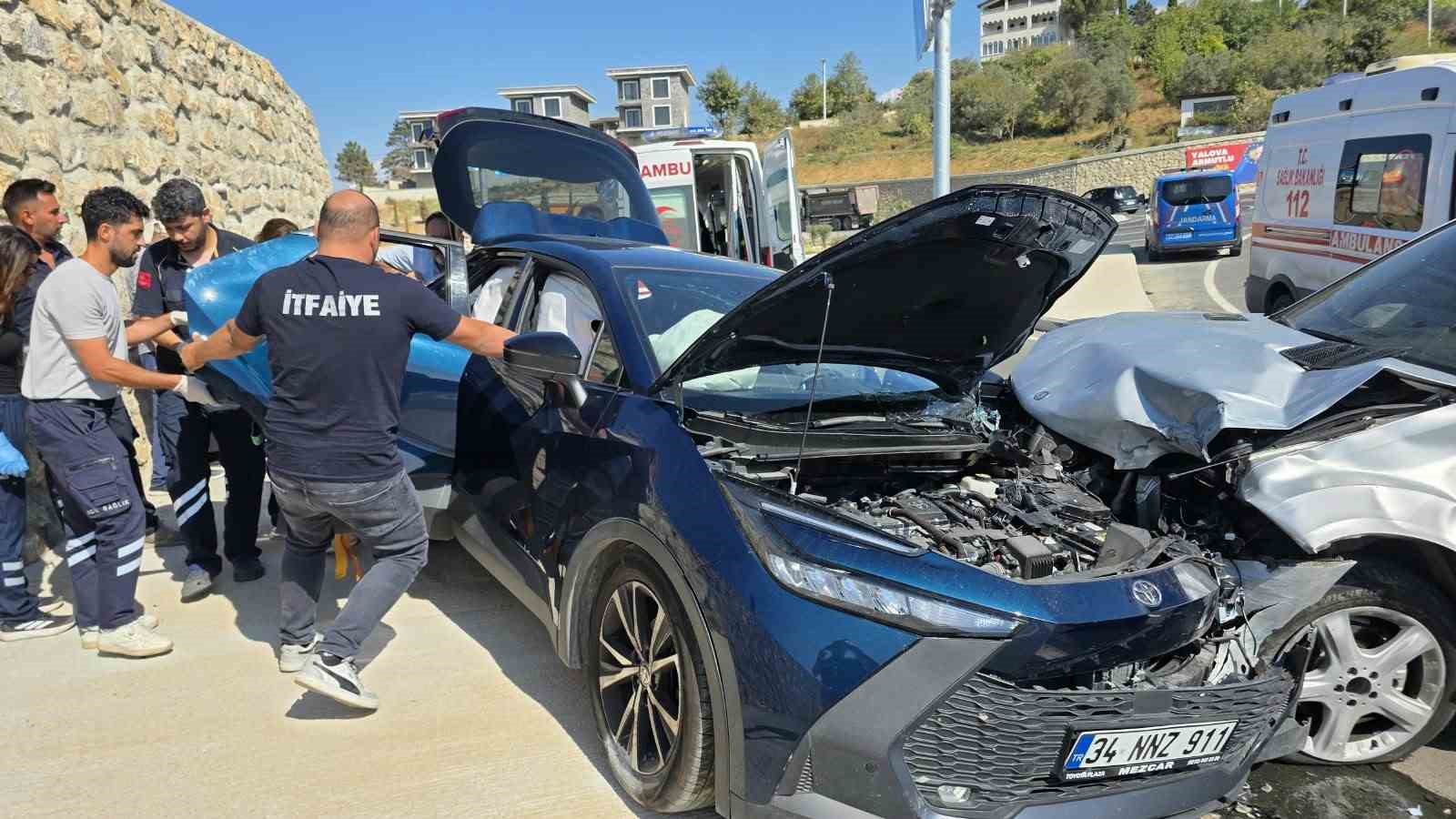 Yalova’da 2 otomobil çarpıştı: 4 yaralı