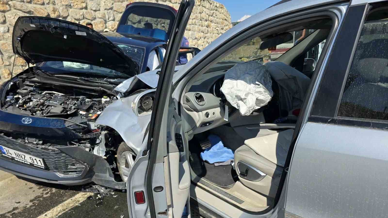 Yalova’da 2 otomobil çarpıştı: 4 yaralı