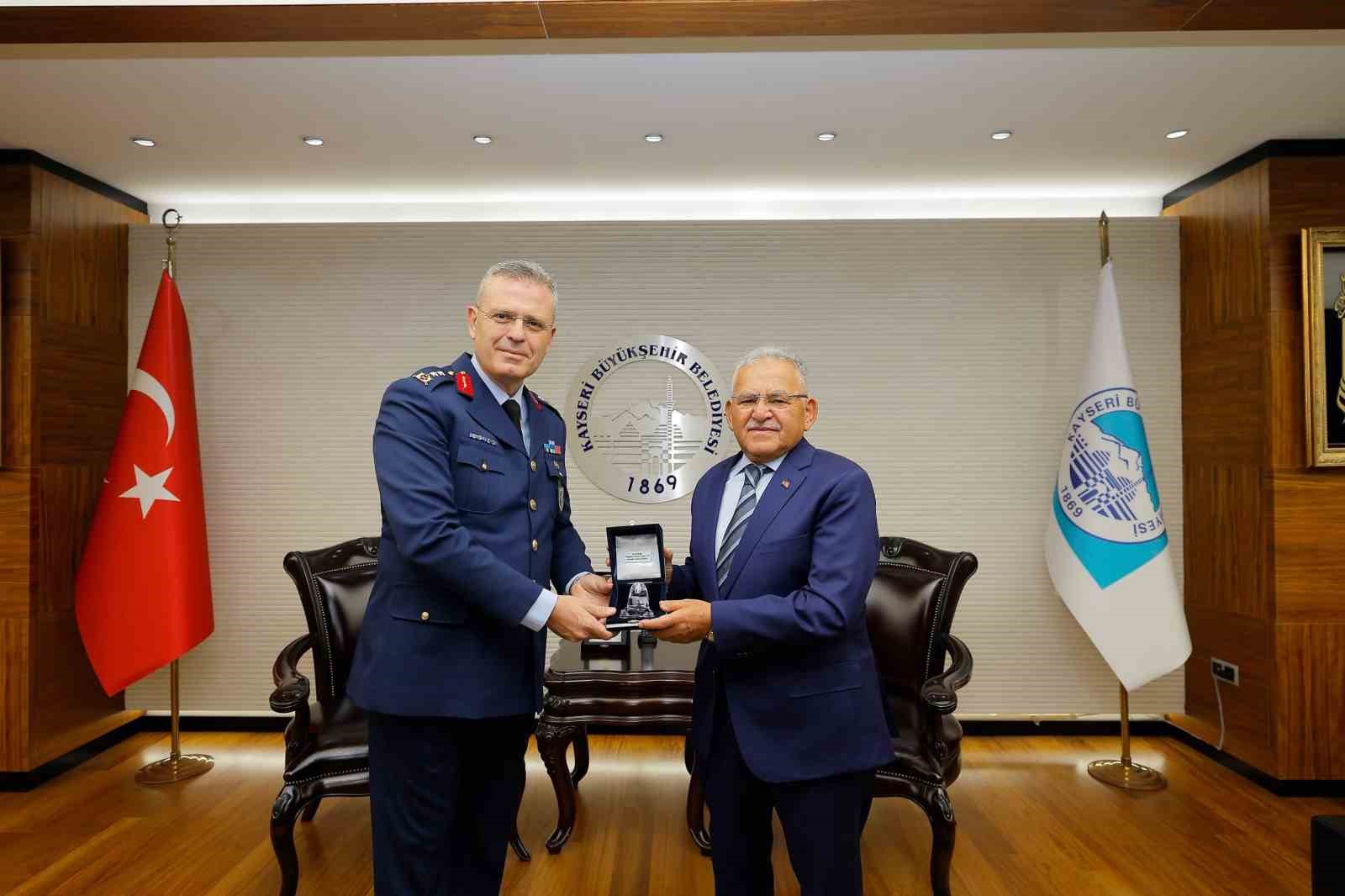 Başkan Büyükkılıç, Kayseri’nin yeni atanan komutanlarını ağırladı