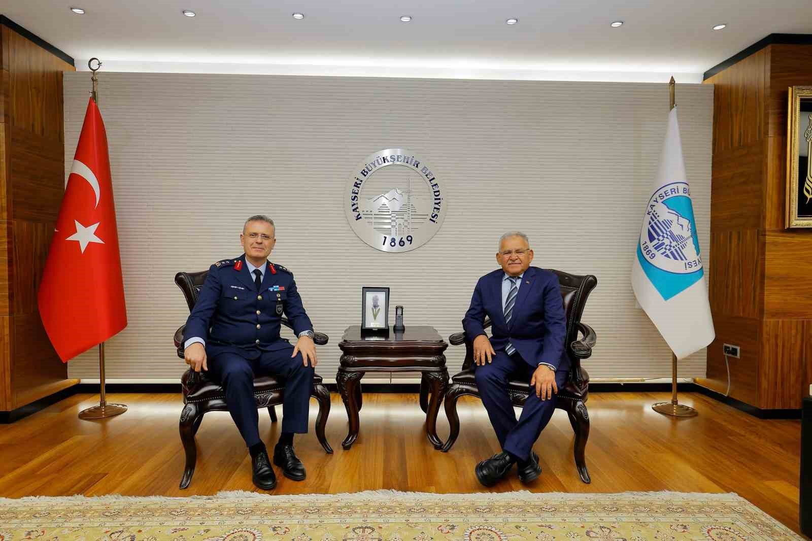 Başkan Büyükkılıç, Kayseri’nin yeni atanan komutanlarını ağırladı