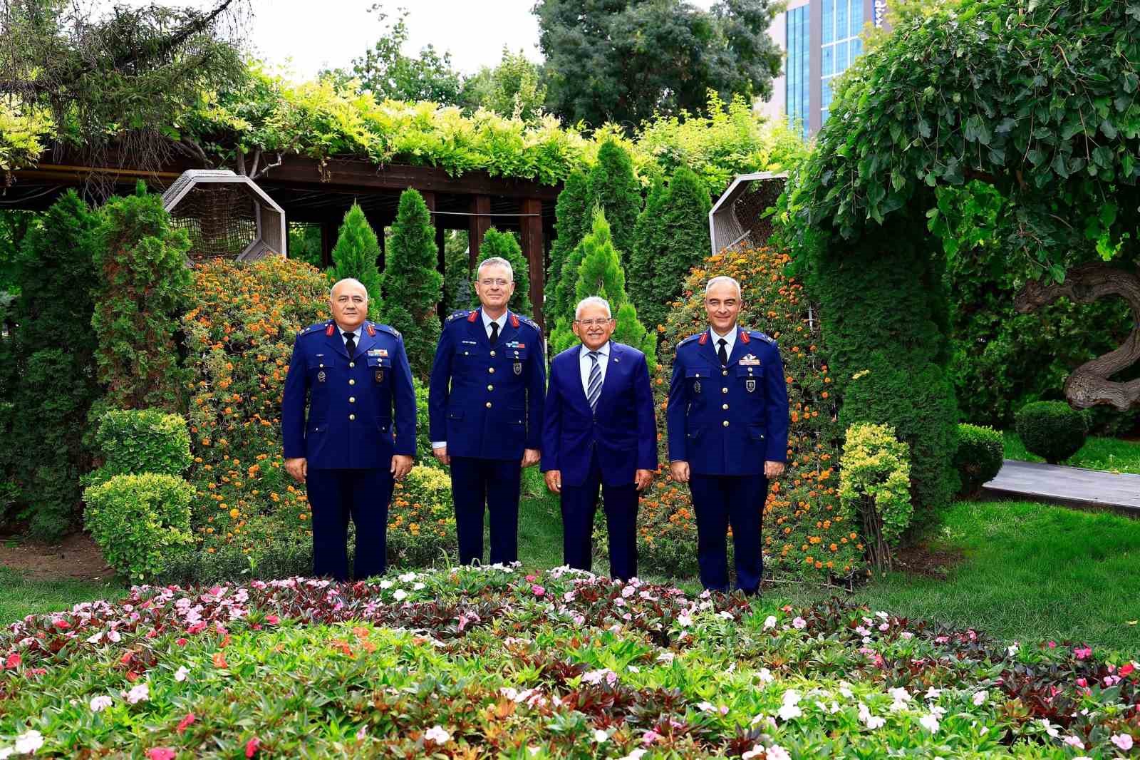 Başkan Büyükkılıç, Kayseri’nin yeni atanan komutanlarını ağırladı