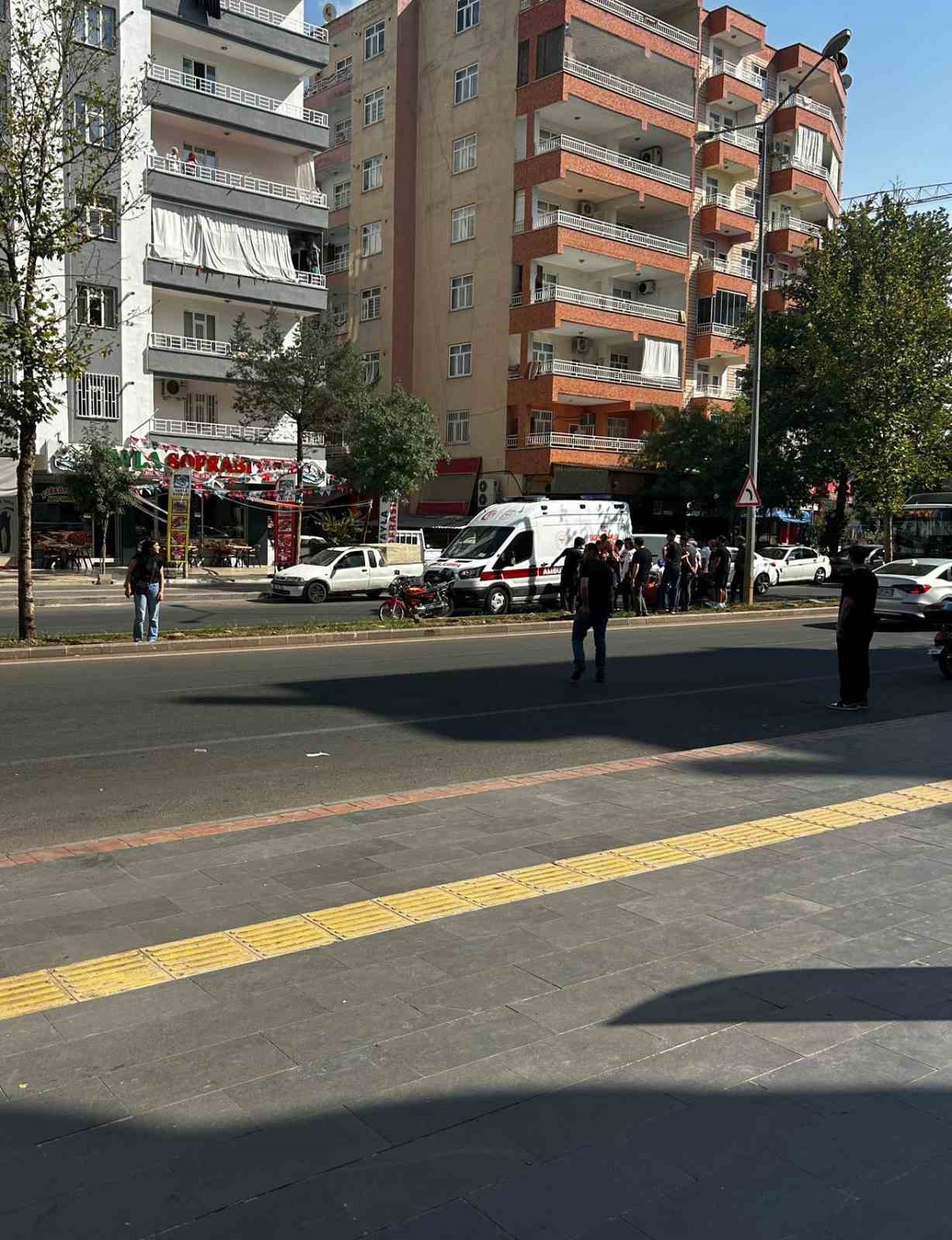 Motosikletin çarptığı yaya yaralandı