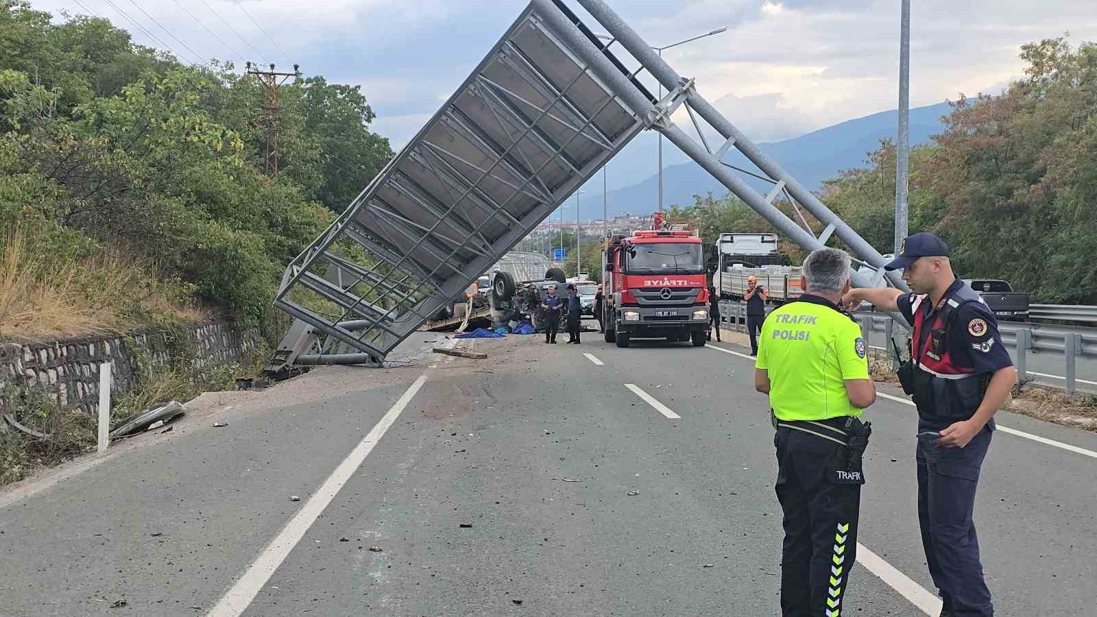 Karabük-Bartın yolunda feci kaza: Tır devrildi, 2 kişi hayatını kaybetti