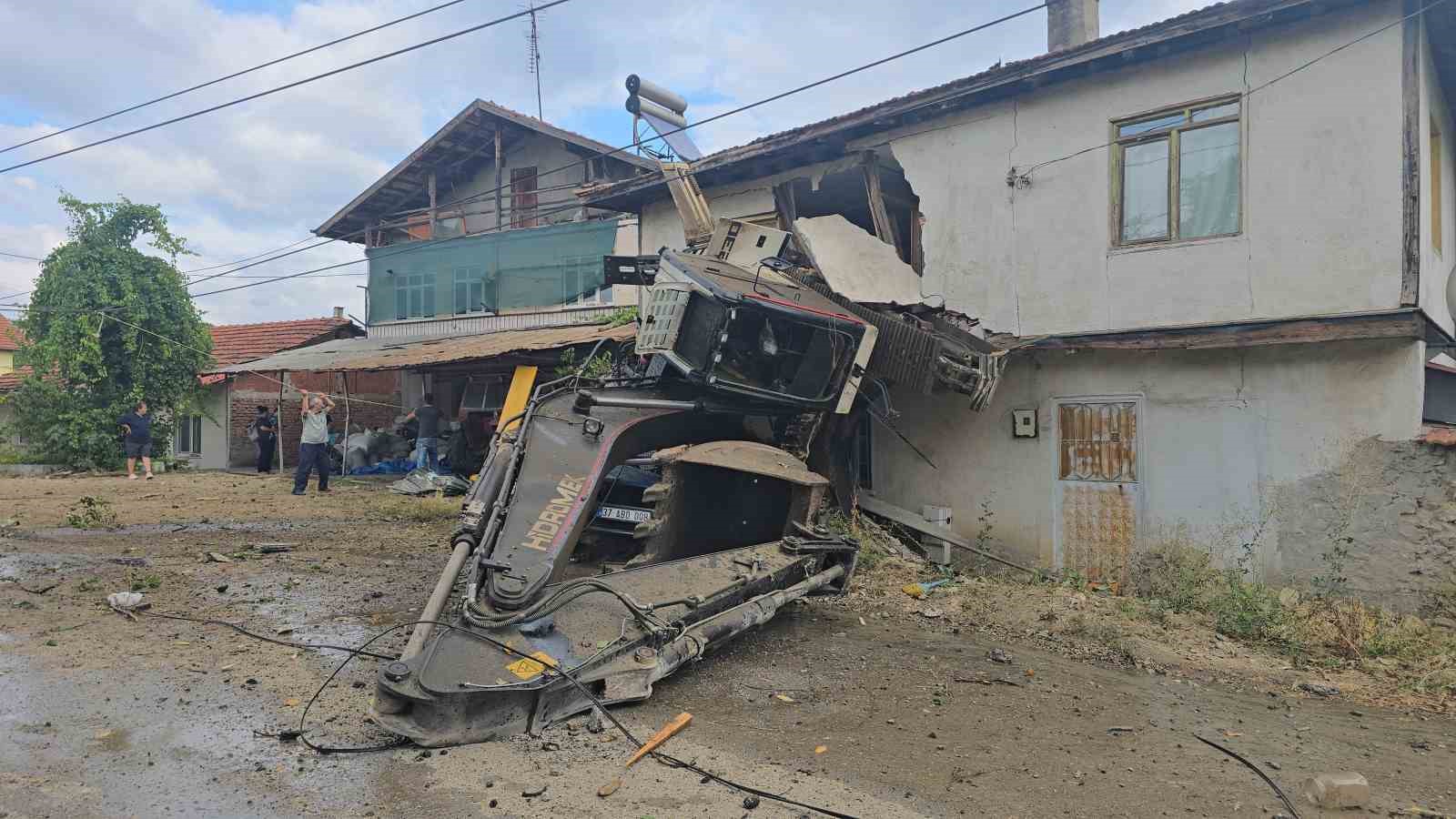 Karabük-Bartın yolunda feci kaza: Tır devrildi, 2 kişi hayatını kaybetti