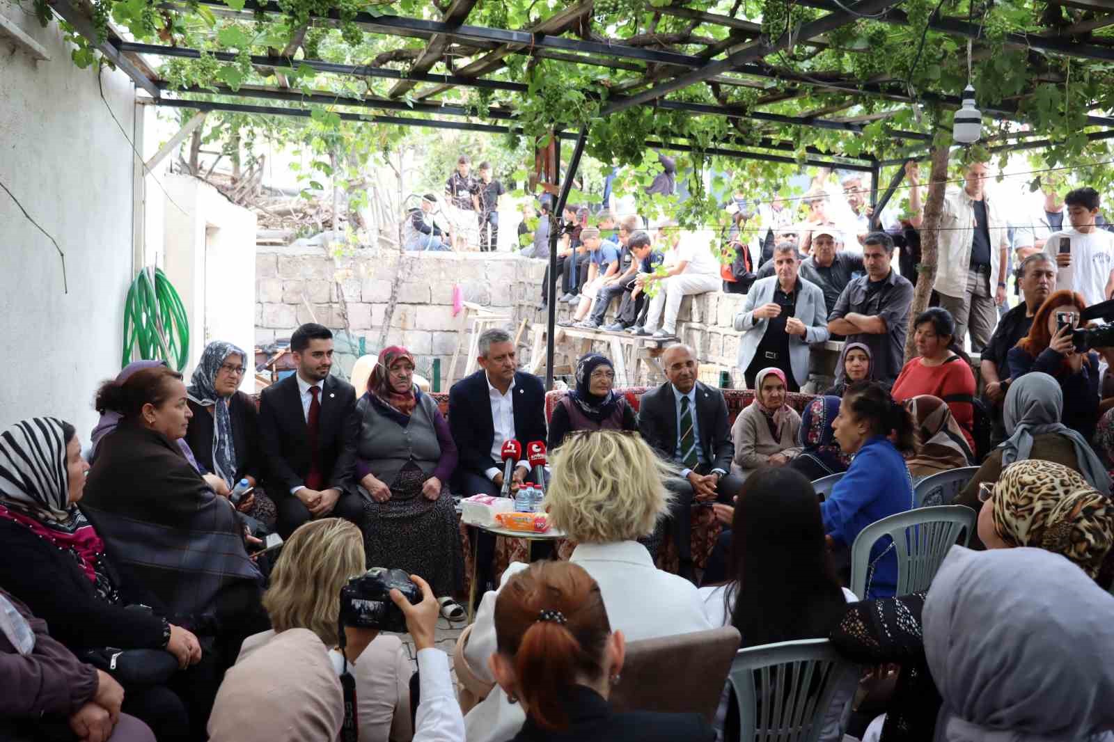 Özgür Özel’den gaf: "Kayseri’ye CHP’li belediyede getireceğiz"