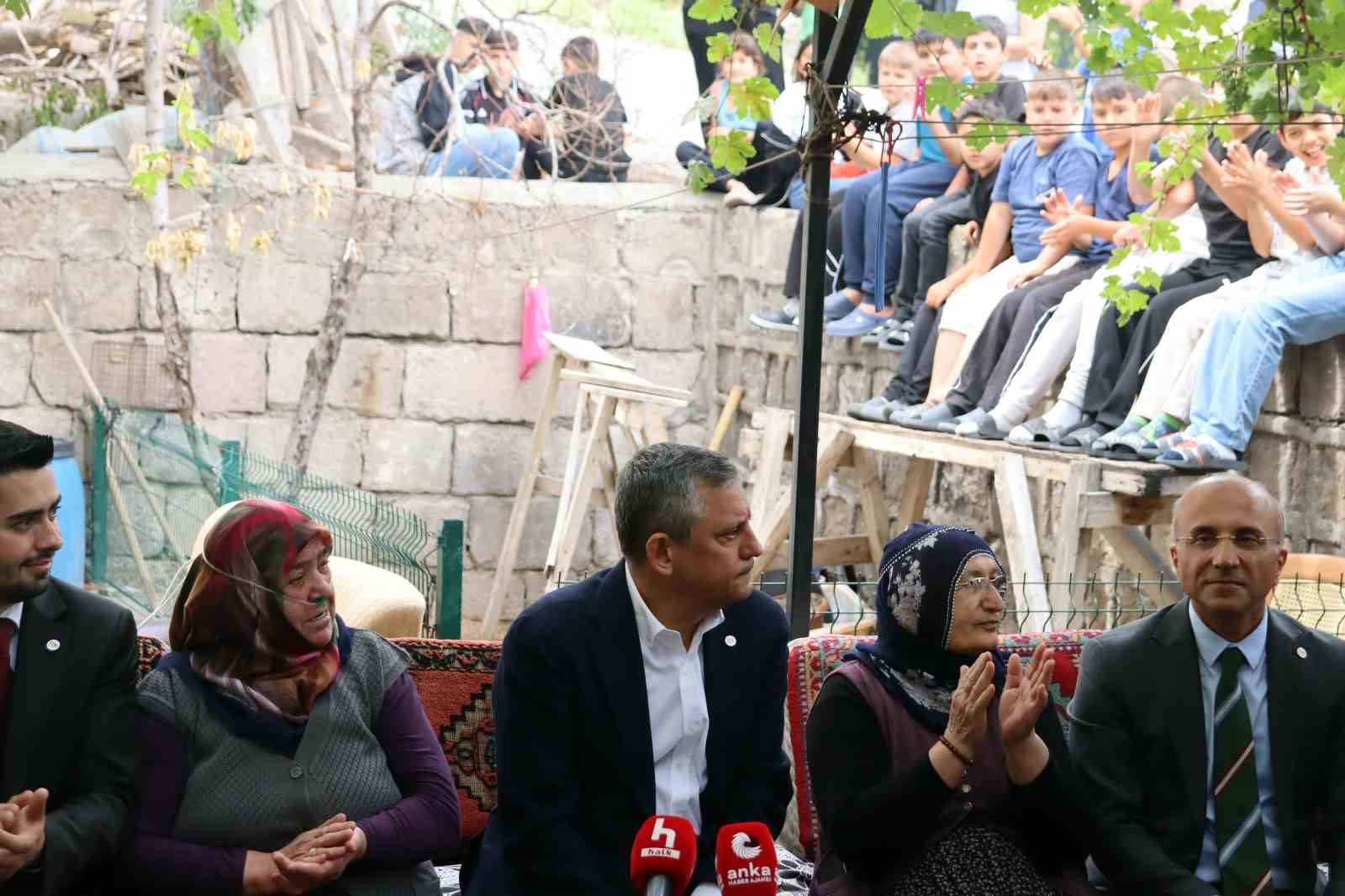 Özgür Özel’den gaf: "Kayseri’ye CHP’li belediyede getireceğiz"