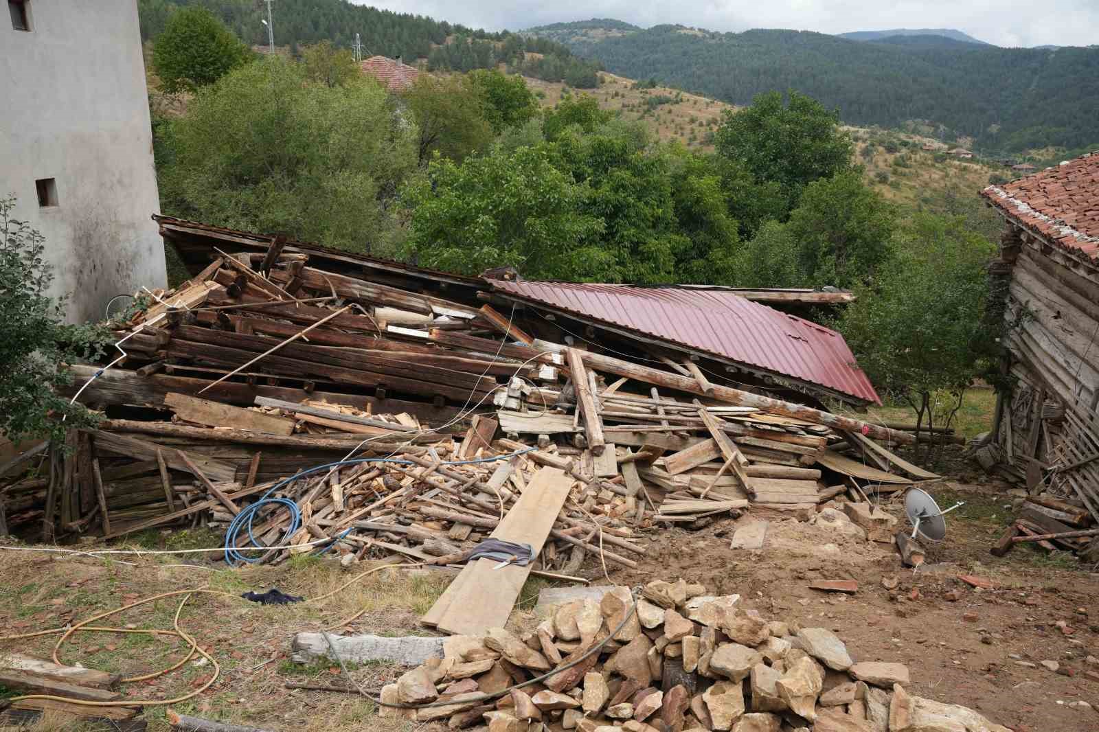 Kastamonu’da tadilat yapılan köy evi çöktü, içeride mahsur kalarak yaralanan 5 kişi kurtarıldı