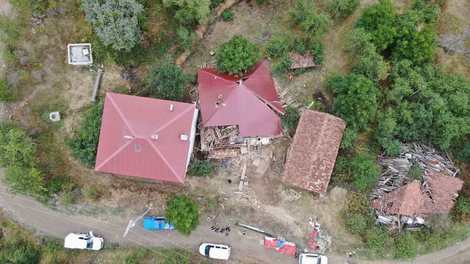 Kastamonu’da tadilat yapılan köy evi çöktü, içeride mahsur kalarak yaralanan 5 kişi kurtarıldı