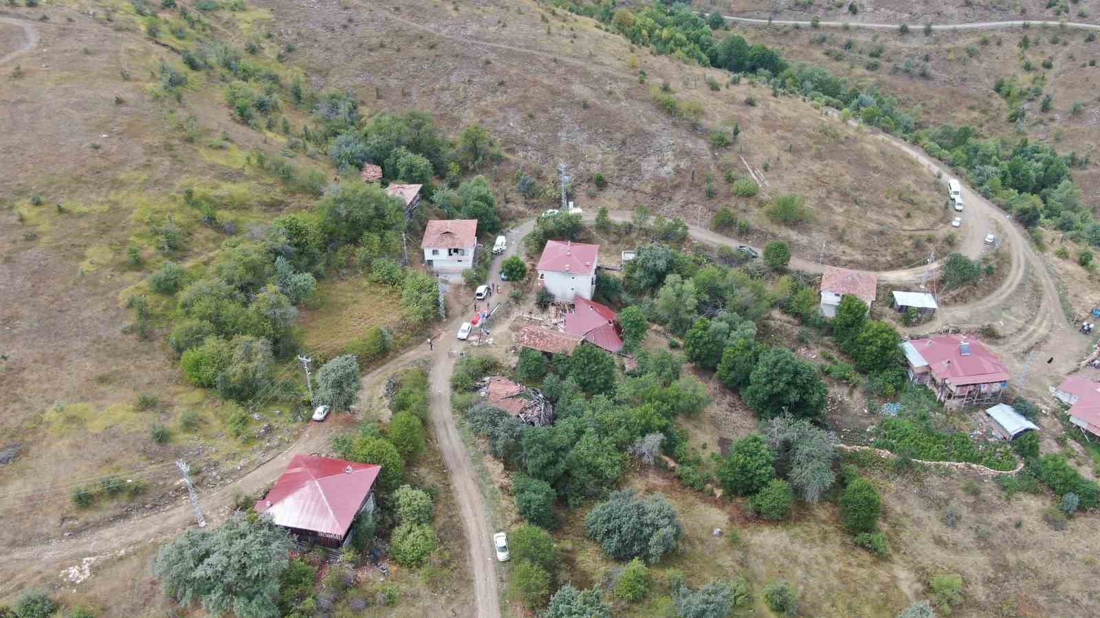 Kastamonu’da tadilat yapılan köy evi çöktü, içeride mahsur kalarak yaralanan 5 kişi kurtarıldı