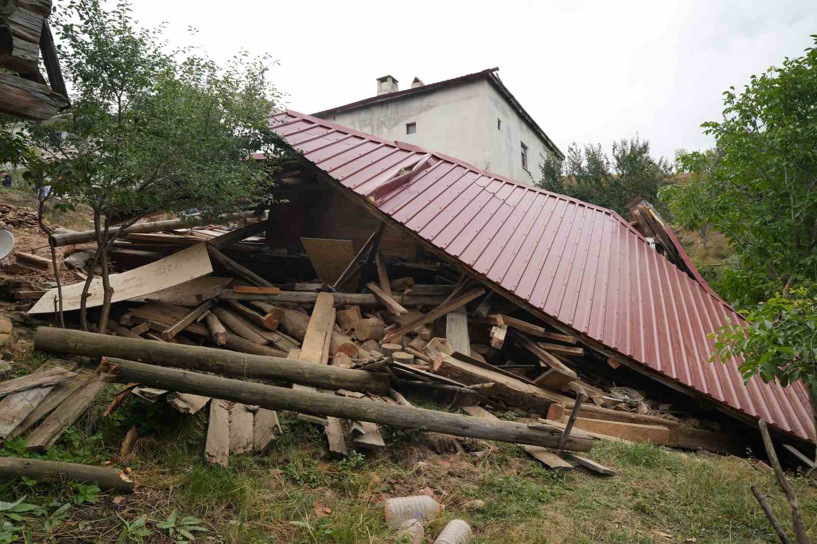Kastamonu’da tadilat yapılan köy evi çöktü, içeride mahsur kalarak yaralanan 5 kişi kurtarıldı
