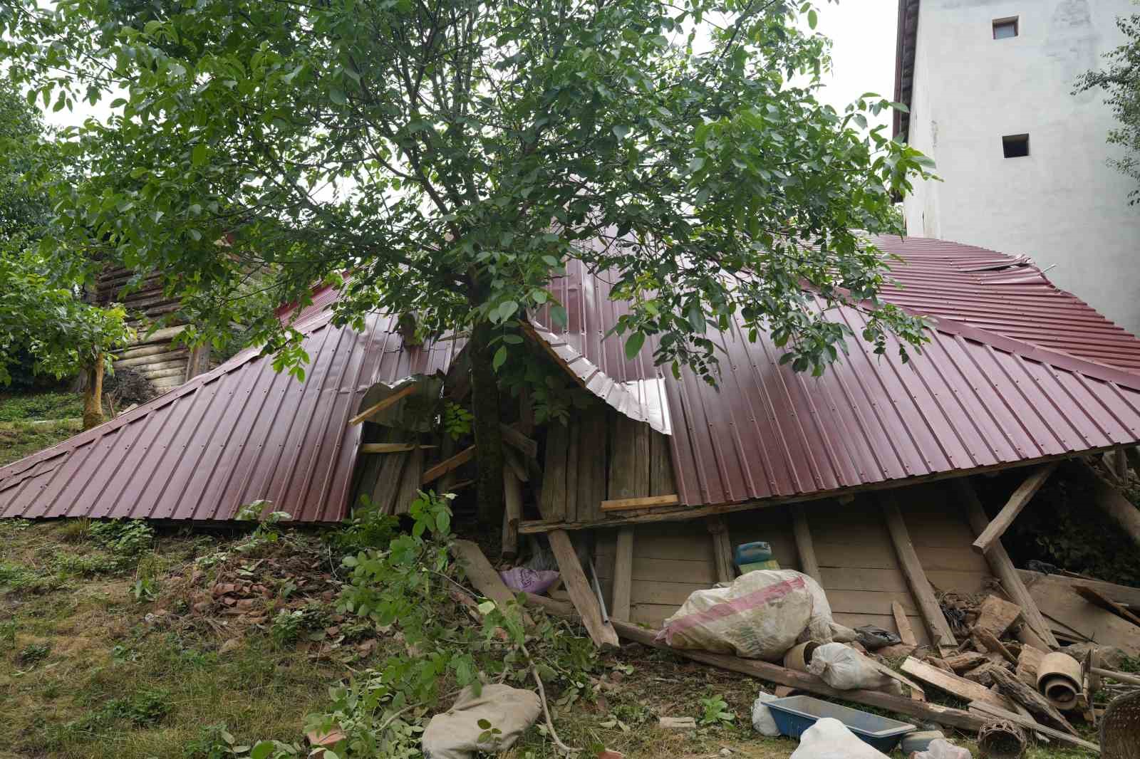 Kastamonu’da tadilat yapılan köy evi çöktü, içeride mahsur kalarak yaralanan 5 kişi kurtarıldı