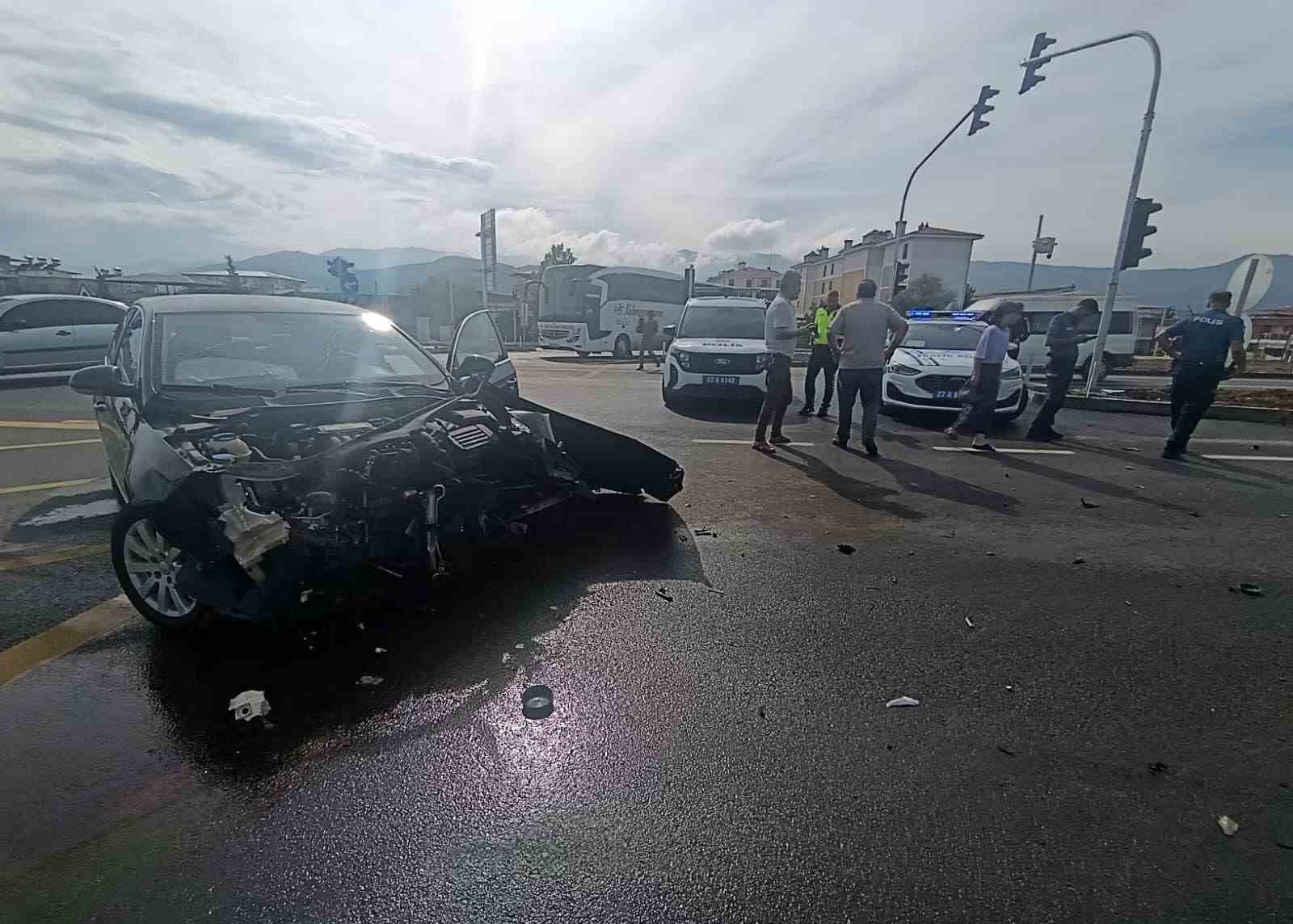 Gaziantep’te 2 otomobil kavşakta çarpıştı