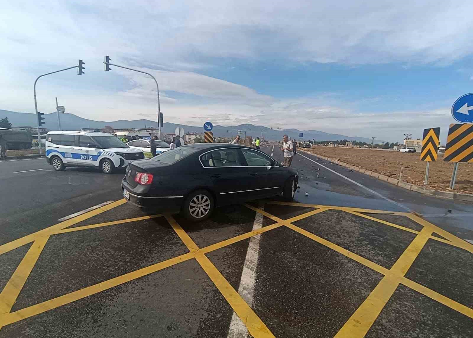 Gaziantep’te 2 otomobil kavşakta çarpıştı