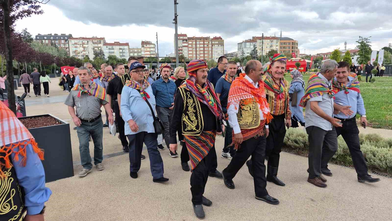 Mehteran takımını gören adam adeta çocuklar gibi sevindi