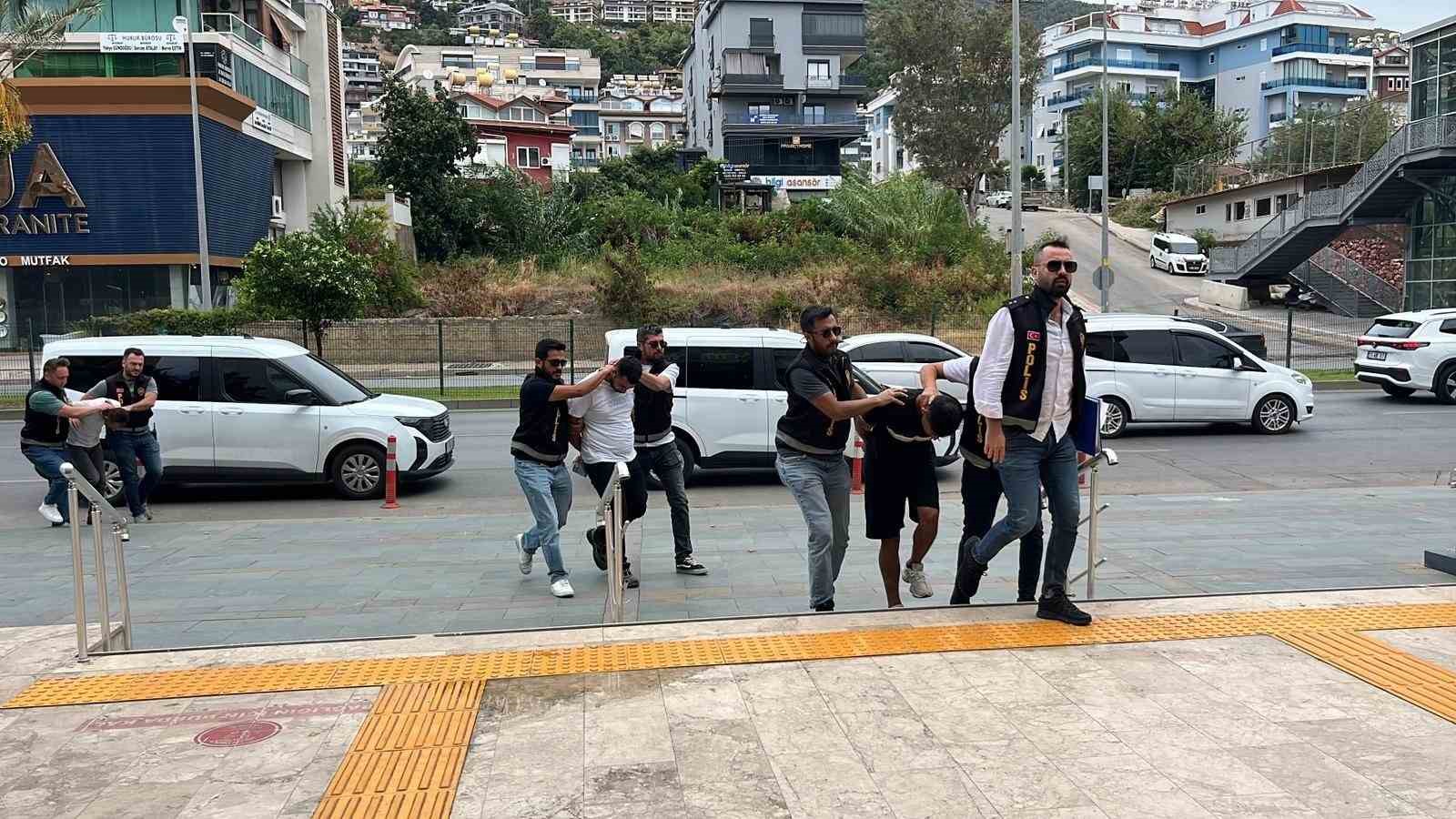 Alanya’da 400 bin liralık döviz bürosu soygununda 3 şüpheli tutuklandı