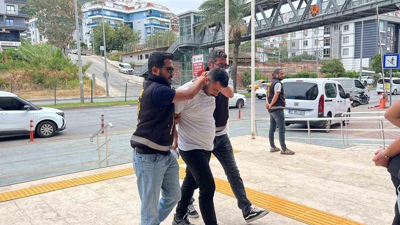 Alanya’da 400 bin liralık döviz bürosu soygununda 3 şüpheli tutuklandı