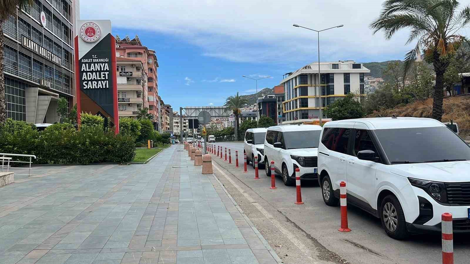 Alanya’da 400 bin liralık döviz bürosu soygununda 3 şüpheli tutuklandı