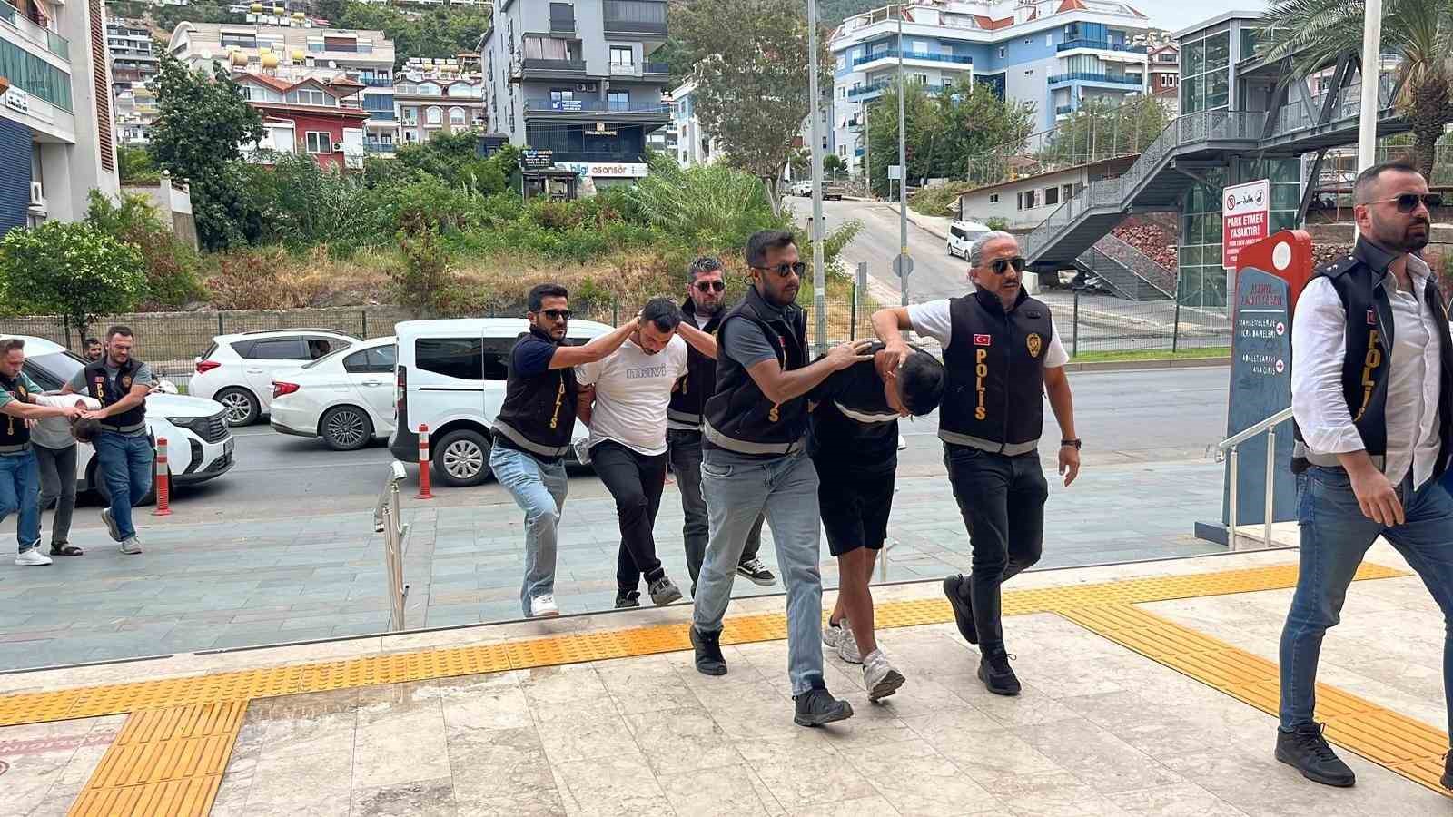 Alanya’da 400 bin liralık döviz bürosu soygununda 3 şüpheli tutuklandı