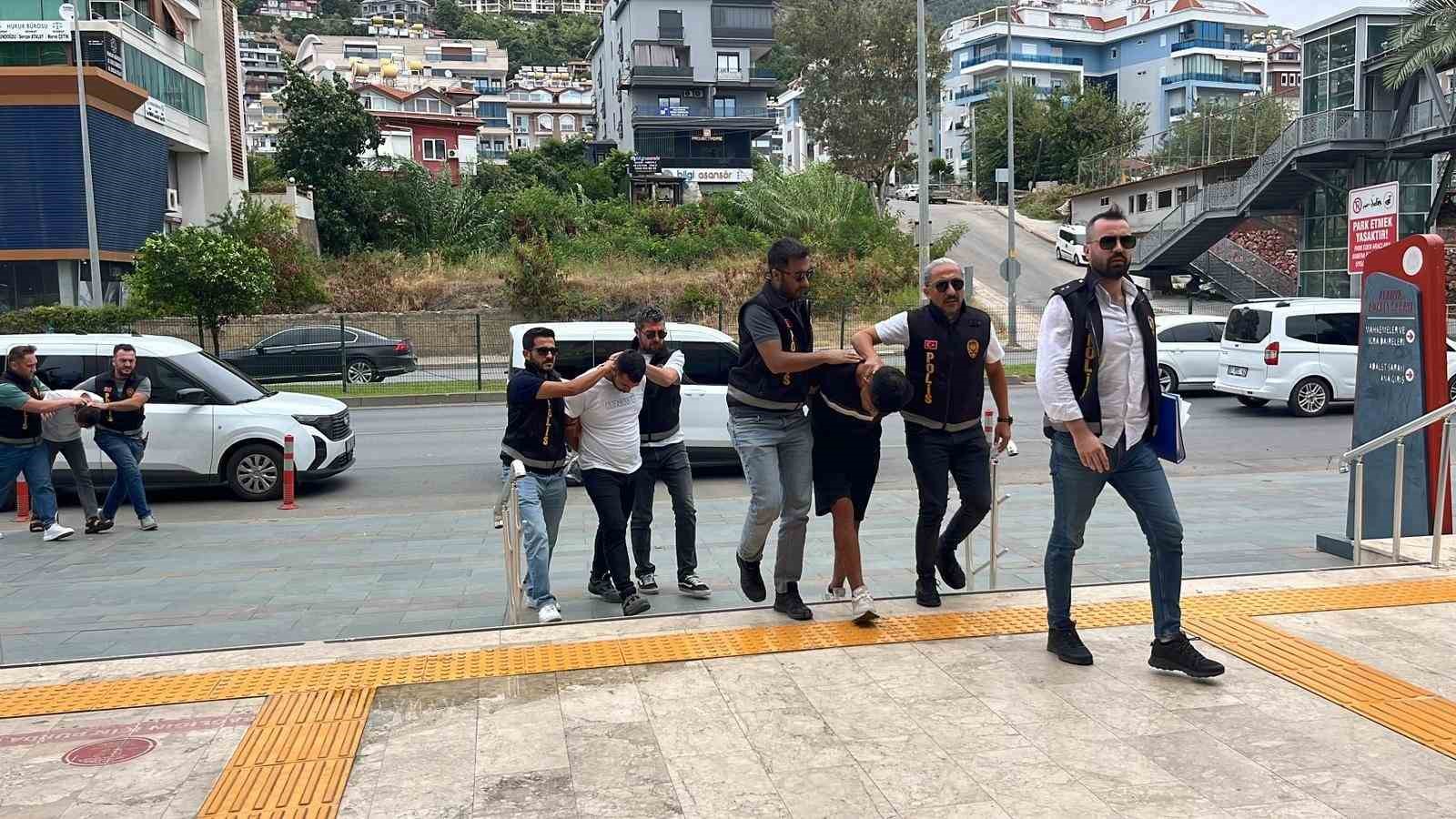 Alanya’da 400 bin liralık döviz bürosu soygununda 3 şüpheli tutuklandı