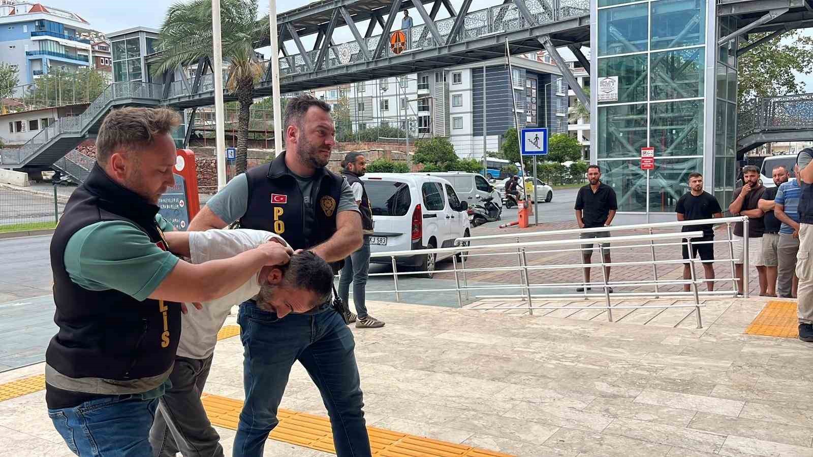 Alanya’da 400 bin liralık döviz bürosu soygununda 3 şüpheli tutuklandı