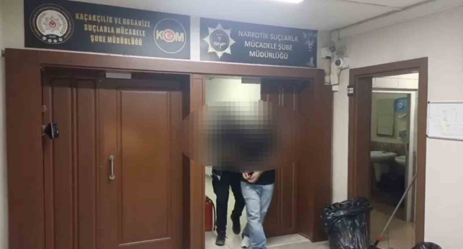 Biri İstanbul’dan uyuşturucu getirirken, diğeri torbacılık yaparken yakalandı