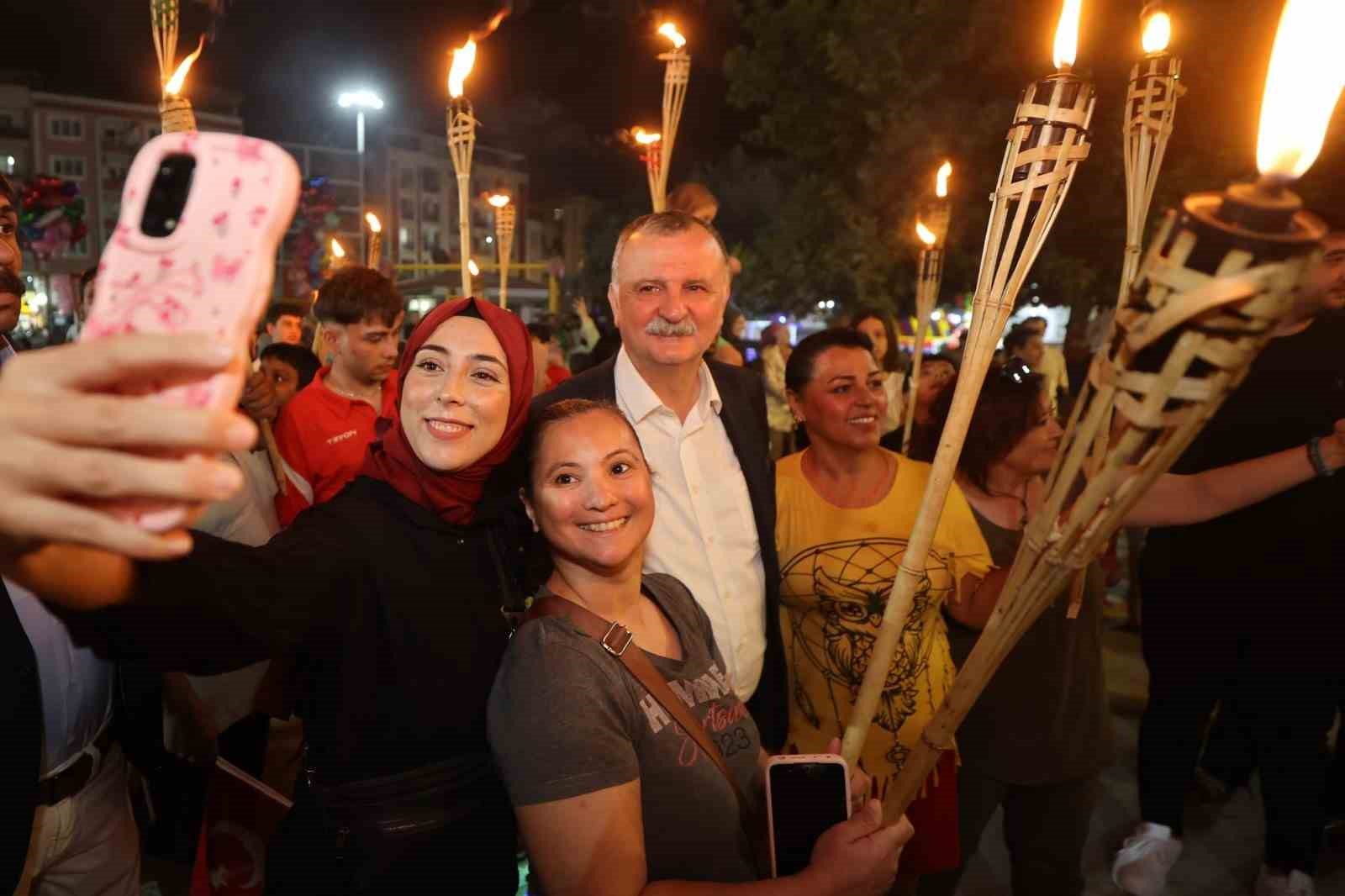 Yunusemre’de 30 Ağustos coşkusu Tolga Çandar’ın türküleriyle taçlandı