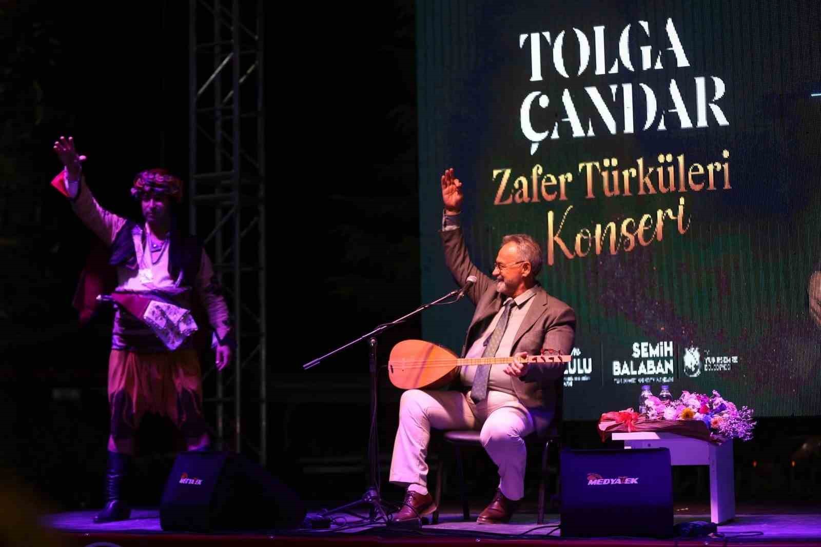 Yunusemre’de 30 Ağustos coşkusu Tolga Çandar’ın türküleriyle taçlandı