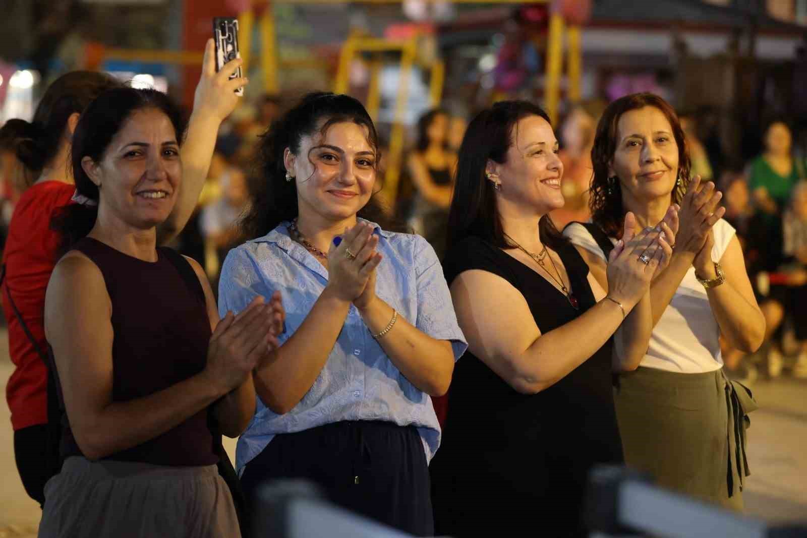 Yunusemre’de 30 Ağustos coşkusu Tolga Çandar’ın türküleriyle taçlandı