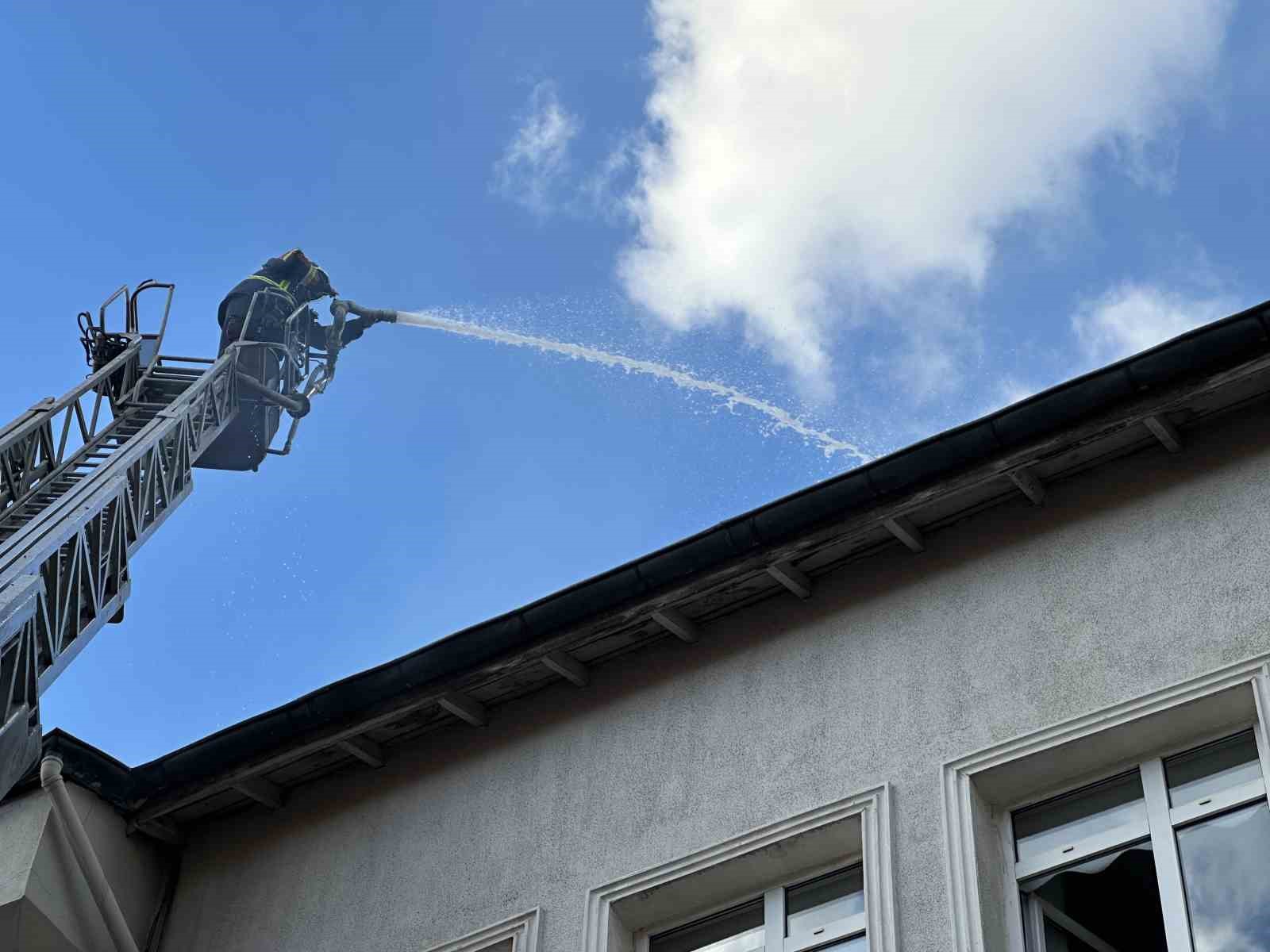 Uşak’ta iki katlı binanın çatı katında çıkan yangın söndürüldü