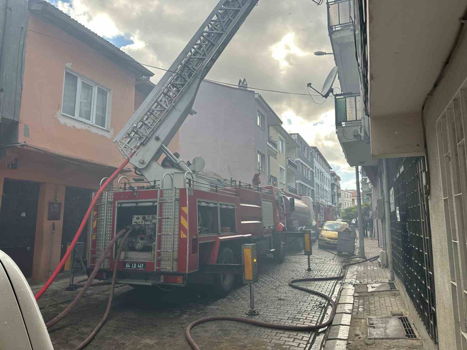 Uşak’ta iki katlı binanın çatı katında çıkan yangın söndürüldü
