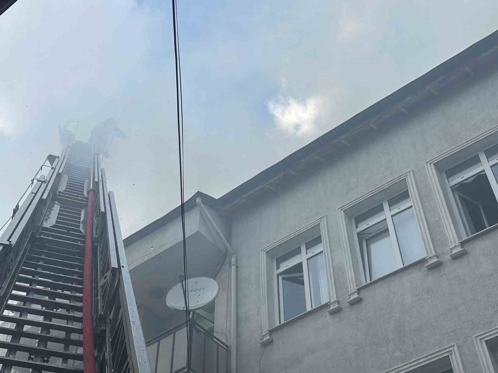 Uşak’ta iki katlı binanın çatı katında çıkan yangın söndürüldü