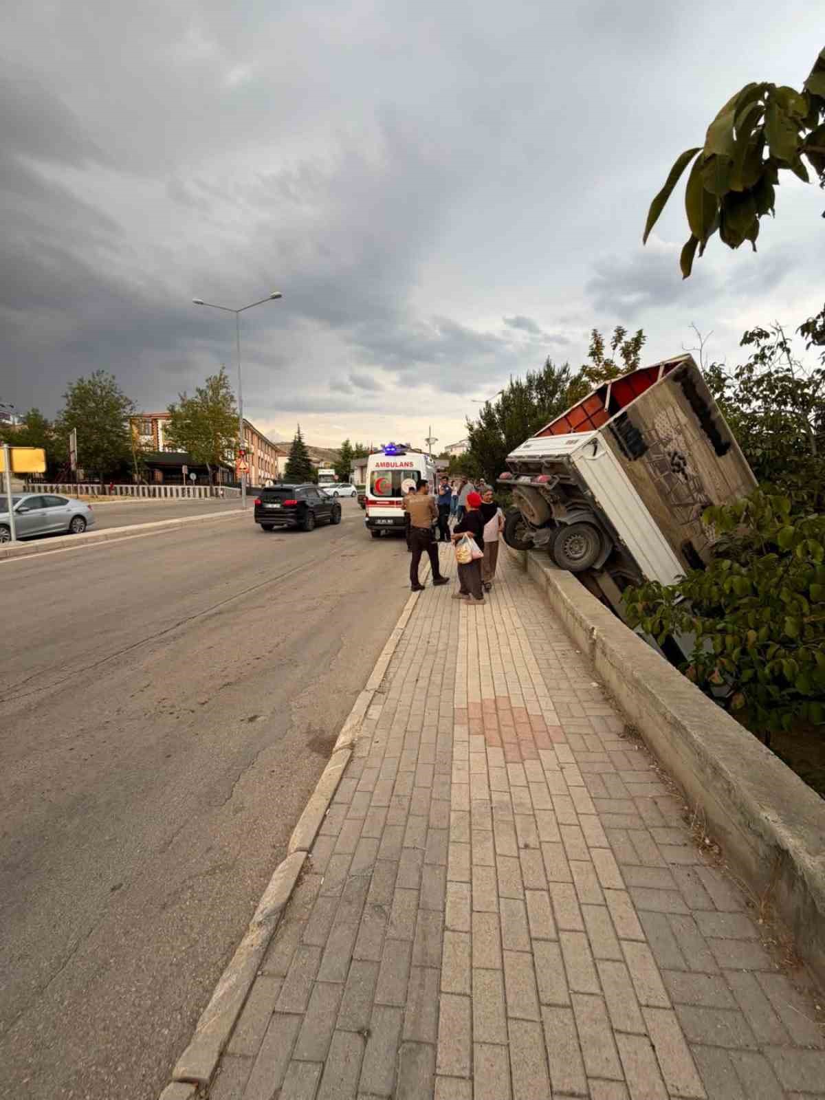 Kamyonet bahçeye uçtu: 1 yaralı