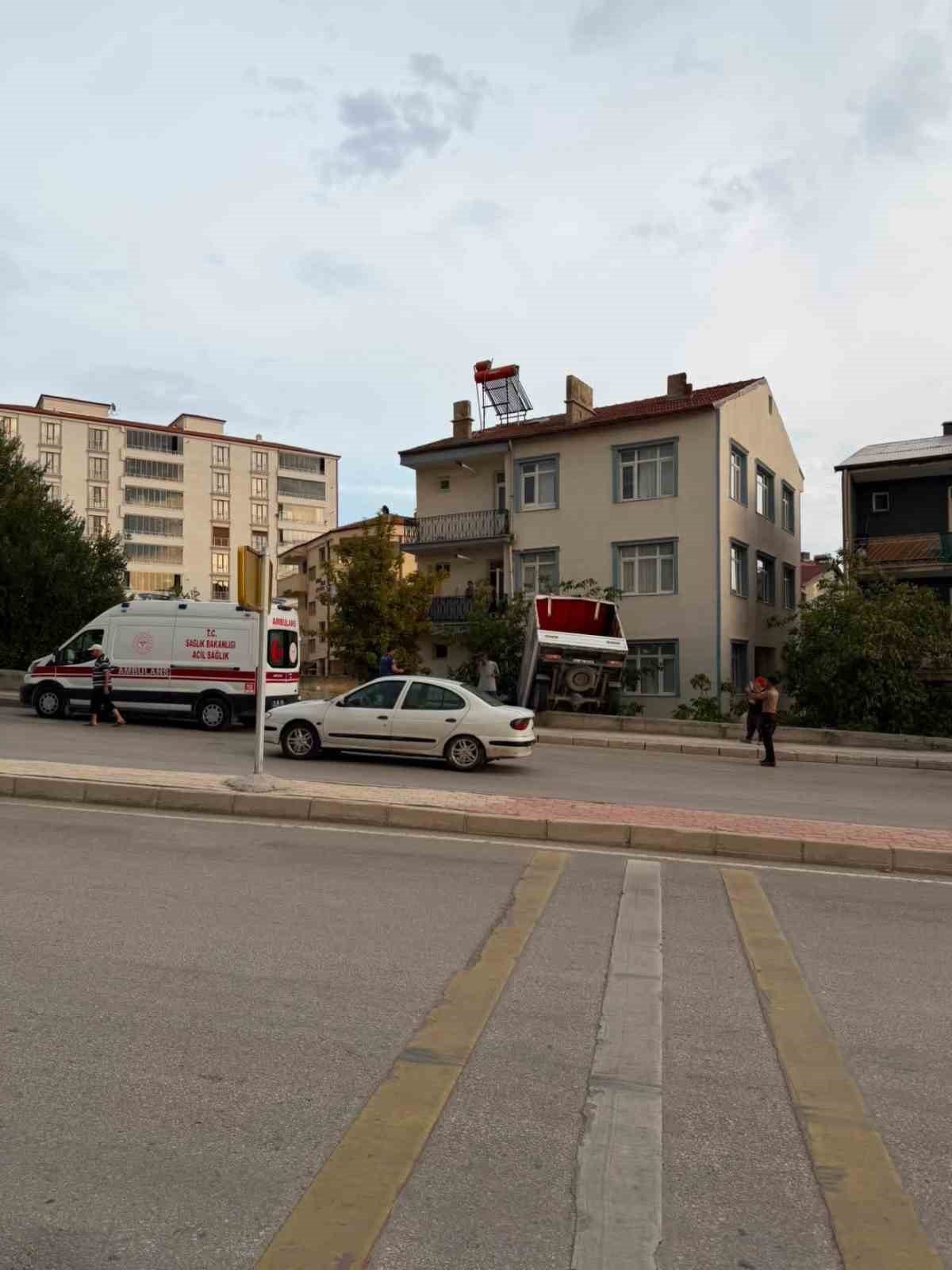 Kamyonet bahçeye uçtu: 1 yaralı