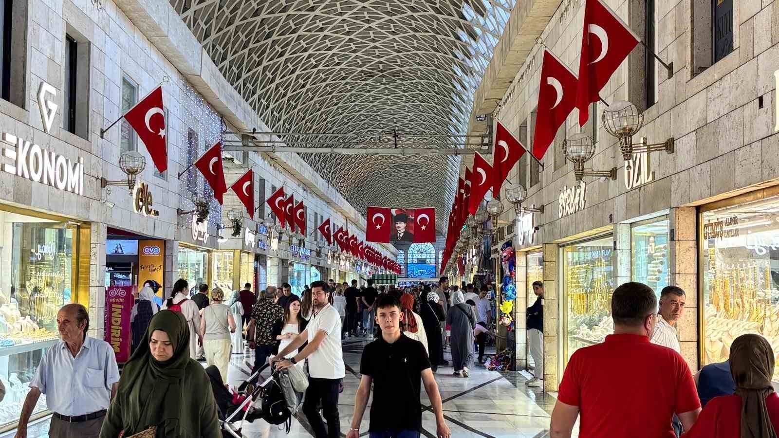 Bursa’da Tarihi Kapalı Çarşı Türk bayraklarıyla donatıldı