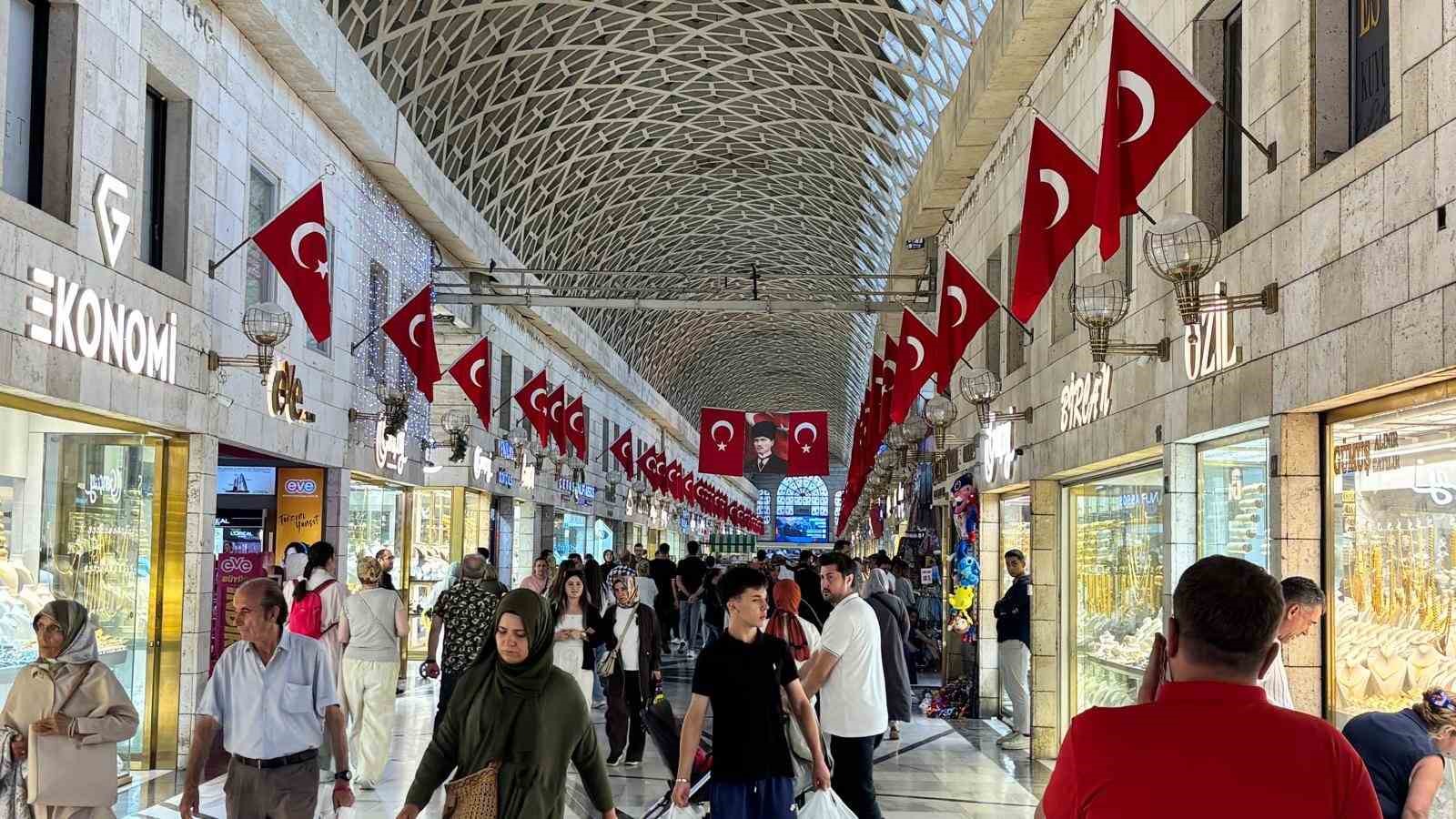 Bursa’da Tarihi Kapalı Çarşı Türk bayraklarıyla donatıldı