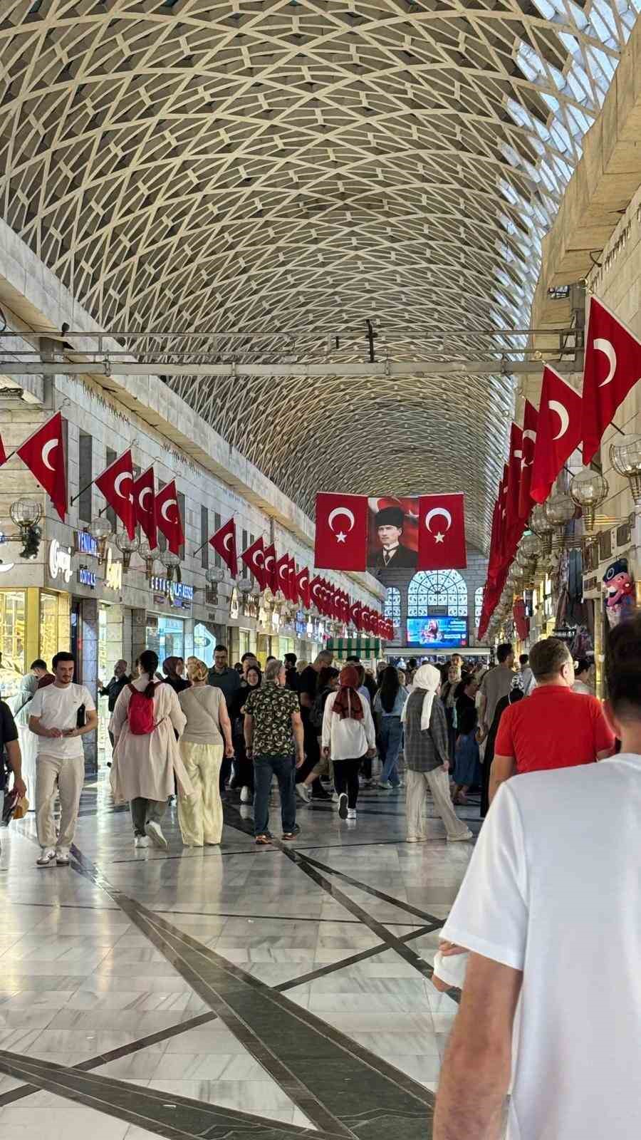 Bursa’da Tarihi Kapalı Çarşı Türk bayraklarıyla donatıldı
