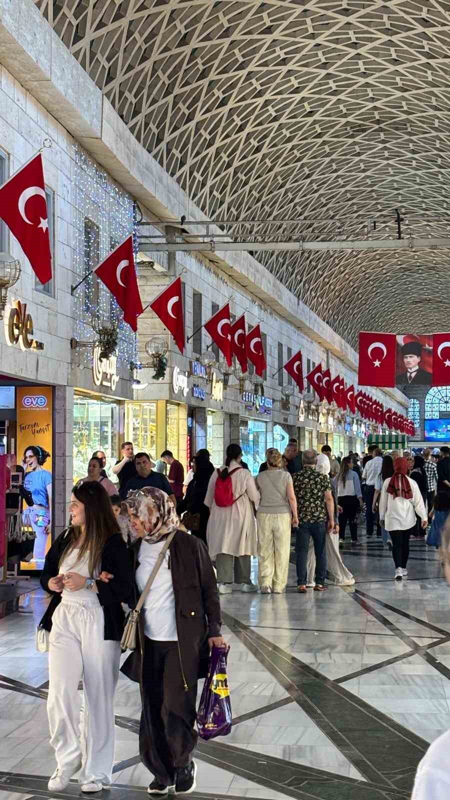 Bursa’da Tarihi Kapalı Çarşı Türk bayraklarıyla donatıldı