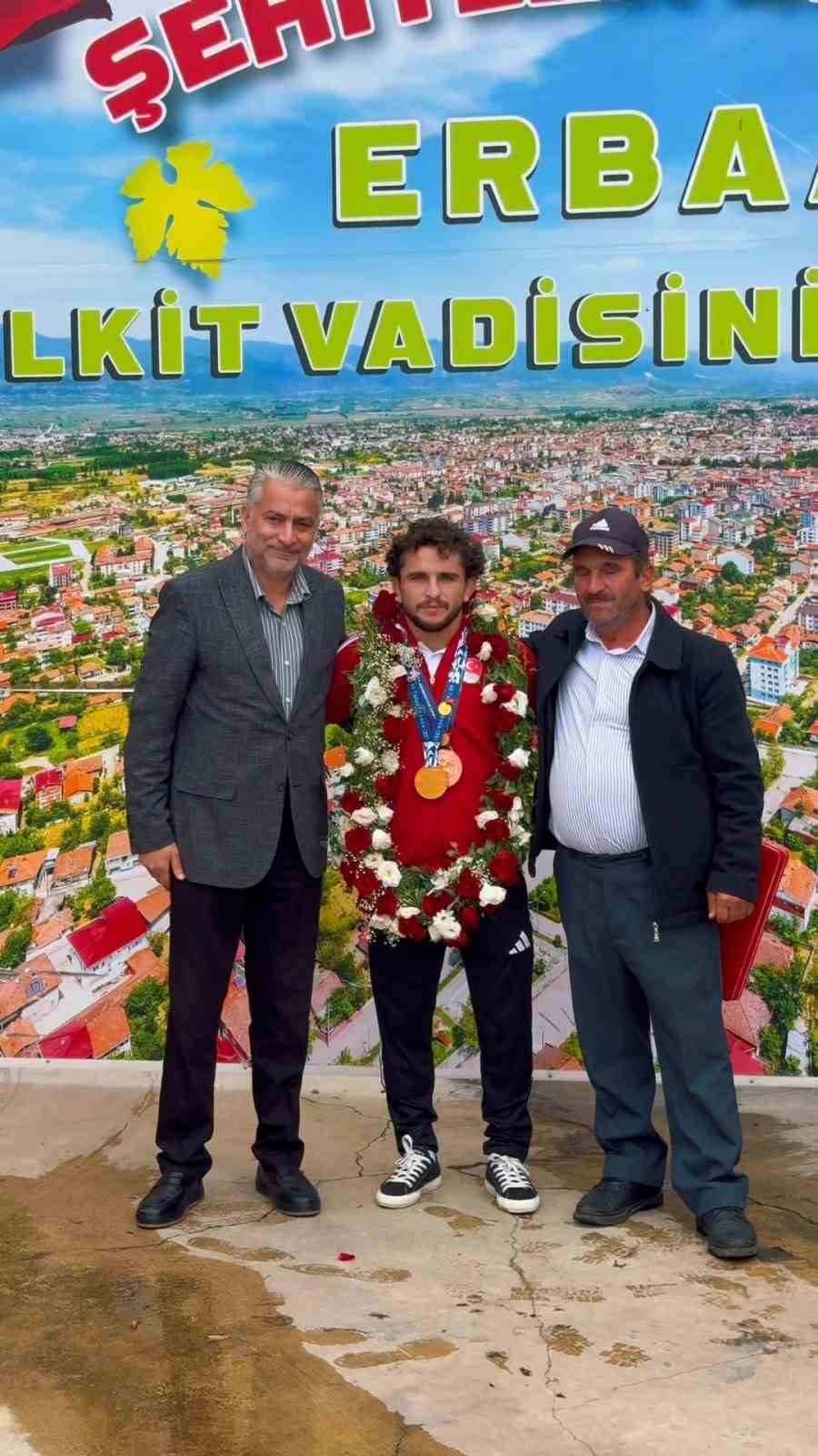 Akdeniz Oyunları şampiyonu Ahmet Duman memleketinde coşkuyla karşılandı