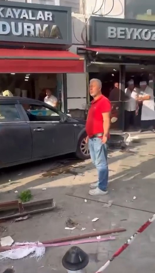Beykoz’da kontrolden çıkan otomobil yayalara ve dükkana çarptı: 6 yaralı