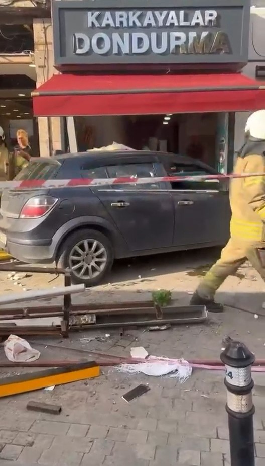 Beykoz’da kontrolden çıkan otomobil yayalara ve dükkana çarptı: 6 yaralı